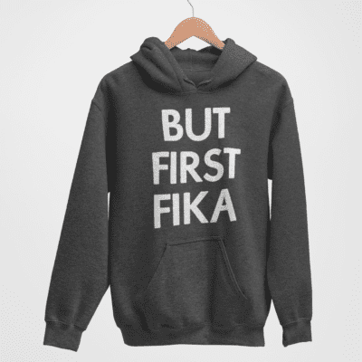 Hoodie - But First Fika (vit print)