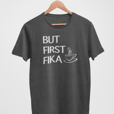 T-Shirt - But First Fika (kaffekopp)