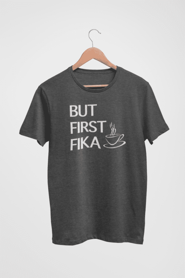 T-Shirt - But First Fika (kaffekopp)