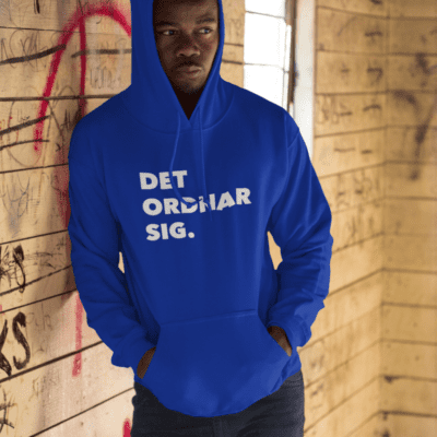 Hoodie - Det ordnar sig (vit print)