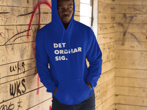 Hoodie - Det ordnar sig (vit print)