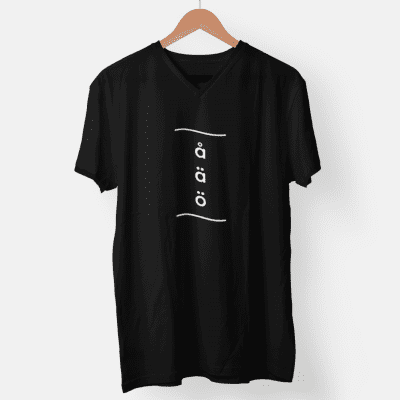 V-Neck - Swedish letters (vit print)